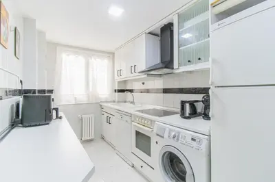 Una cocina o zona de cocina en Your Large Family Apartment in Zaragoza