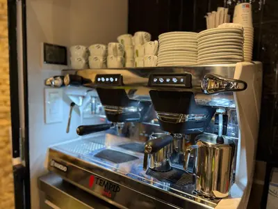 Utensilios para hacer té y café en Le Petit Hostel