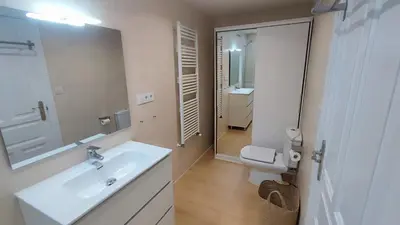 Un baño de El Llano Descanso