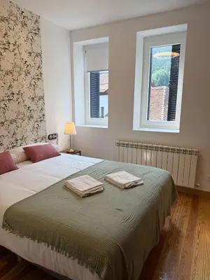 Cama o camas de una habitación en Apartamentos Pirineo