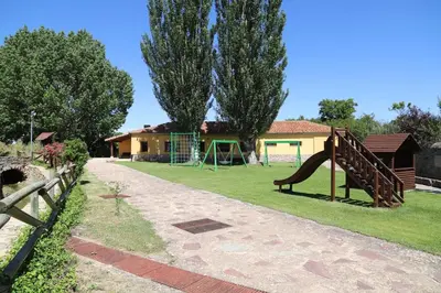 Zona de juegos infantil en Alojamiento Rural La Arboleda
