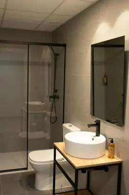 Un baño de Inkigo Rooms