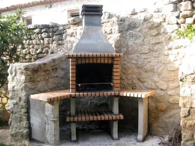 Barbacoa disponible para clientes en la casa o chalet