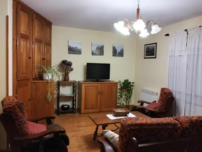 Una televisión o centro de entretenimiento en Casa Rural Mikelenea