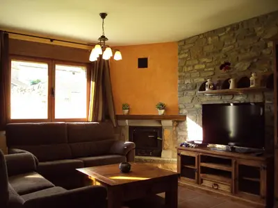 Una televisión o centro de entretenimiento en Casa Rural O Fraginal