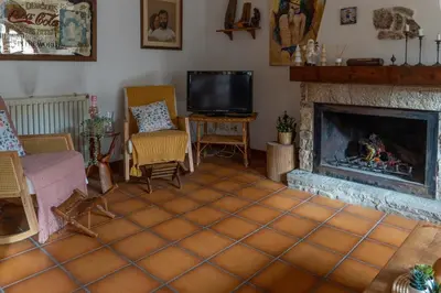 Una televisión o centro de entretenimiento en Casa rural La Plana