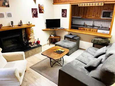 Una televisión o centro de entretenimiento en SNÖ Casa Pucurull