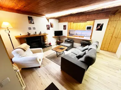 Una televisión o centro de entretenimiento en SNÖ Casa Pucurull