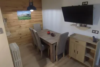 Una televisión o centro de entretenimiento en La torre romana