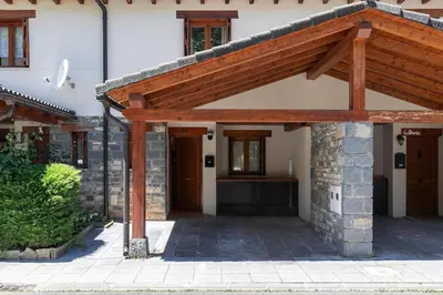 Fachada o entrada de Paramita Adosado con Jardin