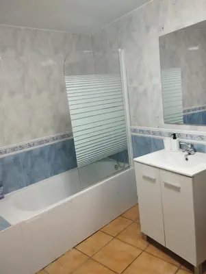 Un baño de Calatorao apartamentos completos con jardín