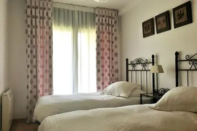 Cama o camas de una habitación en Casa con jardín y vistas a la montaña