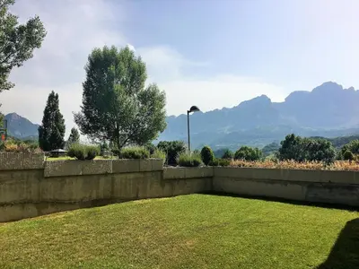 Vista general de una montaña o vista desde la casa o chalet