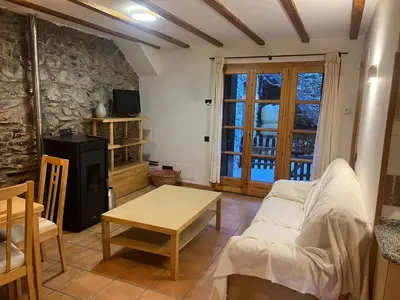 Una televisión o centro de entretenimiento en Acogedor Apartamento de Montaña