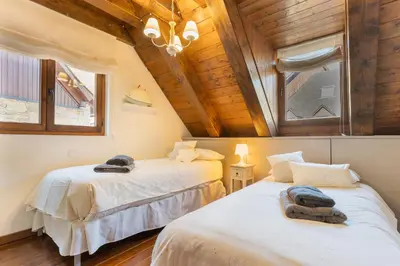 Cama o camas de una habitación en M1 eraclau - Era Candèla con garage y WiFi en Vielha