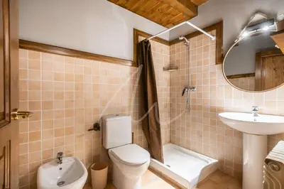 Un baño de Urets by SeaMount Rentals