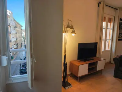 Una televisión o centro de entretenimiento en La Modernidad del Casco by Alogest