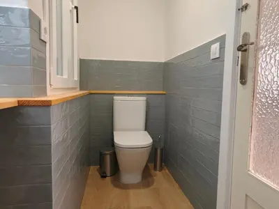 Un baño de La Modernidad del Casco by Alogest