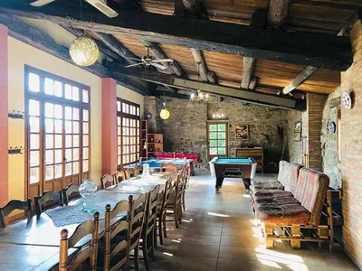 Un restaurante o sitio para comer en Casa Rural LES PLETES