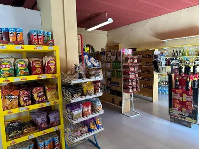 Supermercado u otro tipo de tienda en el tented camp o alrededores