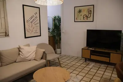Una televisión o centro de entretenimiento en boutique centro nuevo, perfecto grupos o familias