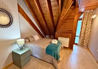 Cama o camas de una habitación en Ático Miraestrela: Dúplex con Vistas a Sallent