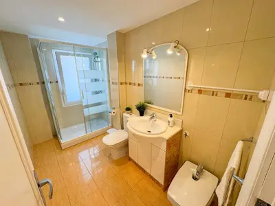 Un baño de Velasco Urban Lodge - Turistea