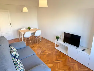 Una televisión o centro de entretenimiento en Velasco Urban Lodge - Turistea