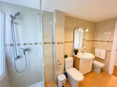 Un baño de Velasco Urban Lodge - Turistea