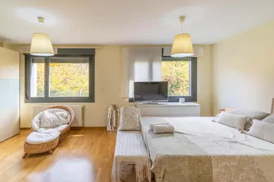 Cama o camas de una habitación en Gran chalet con amplio jardín próximo a Pamplona