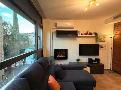Una televisión o centro de entretenimiento en El Loft de Salàs - L'Amfitriona