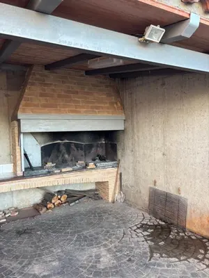 Barbacoa disponible para clientes en la casa o chalet