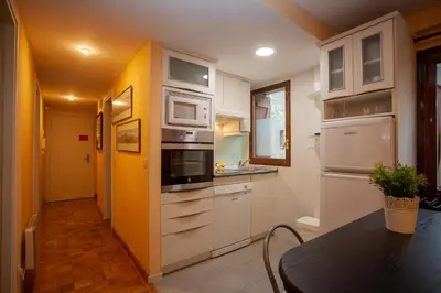 Una cocina o zona de cocina en Casa Celia by CARDI SUITES