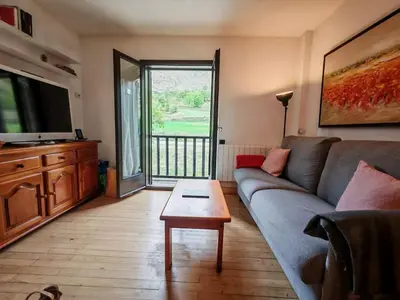 Una televisión o centro de entretenimiento en Nórdico y acogedor- Confort con chimenea - Falcó 4