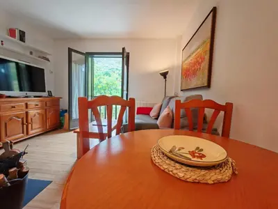 Una televisión o centro de entretenimiento en Nórdico y acogedor- Confort con chimenea - Falcó 4