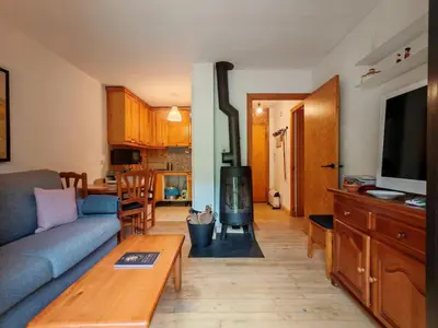 Una televisión o centro de entretenimiento en Nórdico y acogedor- Confort con chimenea - Falcó 4