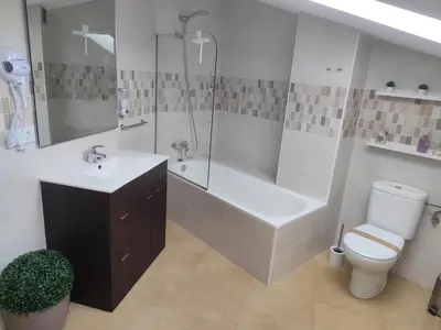 Un baño de Pasarelas Ático junto a la Colegiata