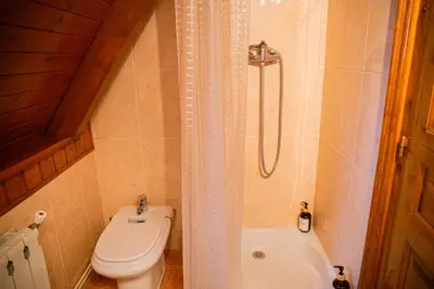 Un baño de Baqueira Cozy & Spacious Home in Unha, Mountain Views, Near Ski Slopes