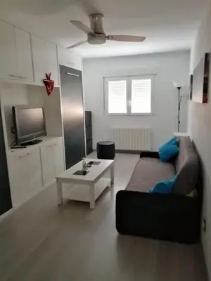 Una televisión o centro de entretenimiento en Como en tu casa