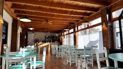 Un restaurante o sitio para comer en Albergue Pájaro L