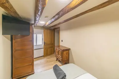 Una televisión o centro de entretenimiento en Acogedora casa rural para conocer Navarra