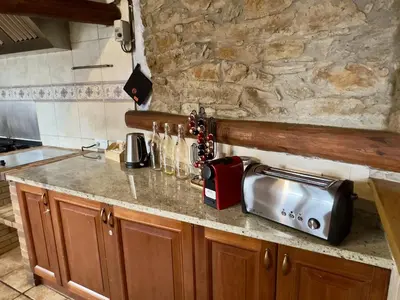 Una cocina o zona de cocina en Casa Rural piscina y vistas al Cadí