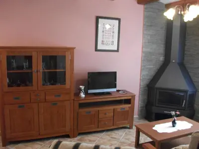 Una televisión o centro de entretenimiento en Casa La Bordeta Remondillo