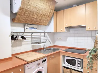 Una cocina o zona de cocina en Apartaments la Rambla - L'Arrel - 4 persones