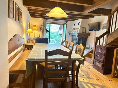 Zona de estar de Casa rústica y patio en la Vall d'Aran by RURAL D'ÀNEU