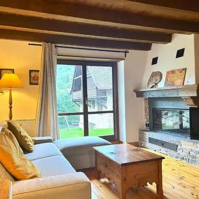 Casa rústica y patio en la Vall d'Aran by RURAL D'ÀNEU