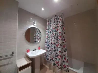 Un baño de Apartment Gemütliche und komfortable Wohnung Aüt 2 Vall de Boí by Interhome
