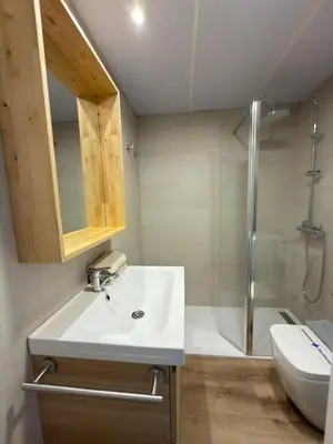 Un baño de Apartamentos Leyre Candanchú