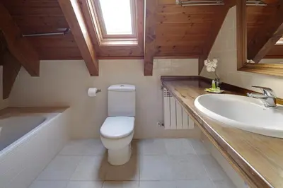 Un baño de Era Garona by FeelFree Rentals