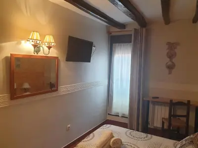Una televisión o centro de entretenimiento en Casa Rural Maidevera